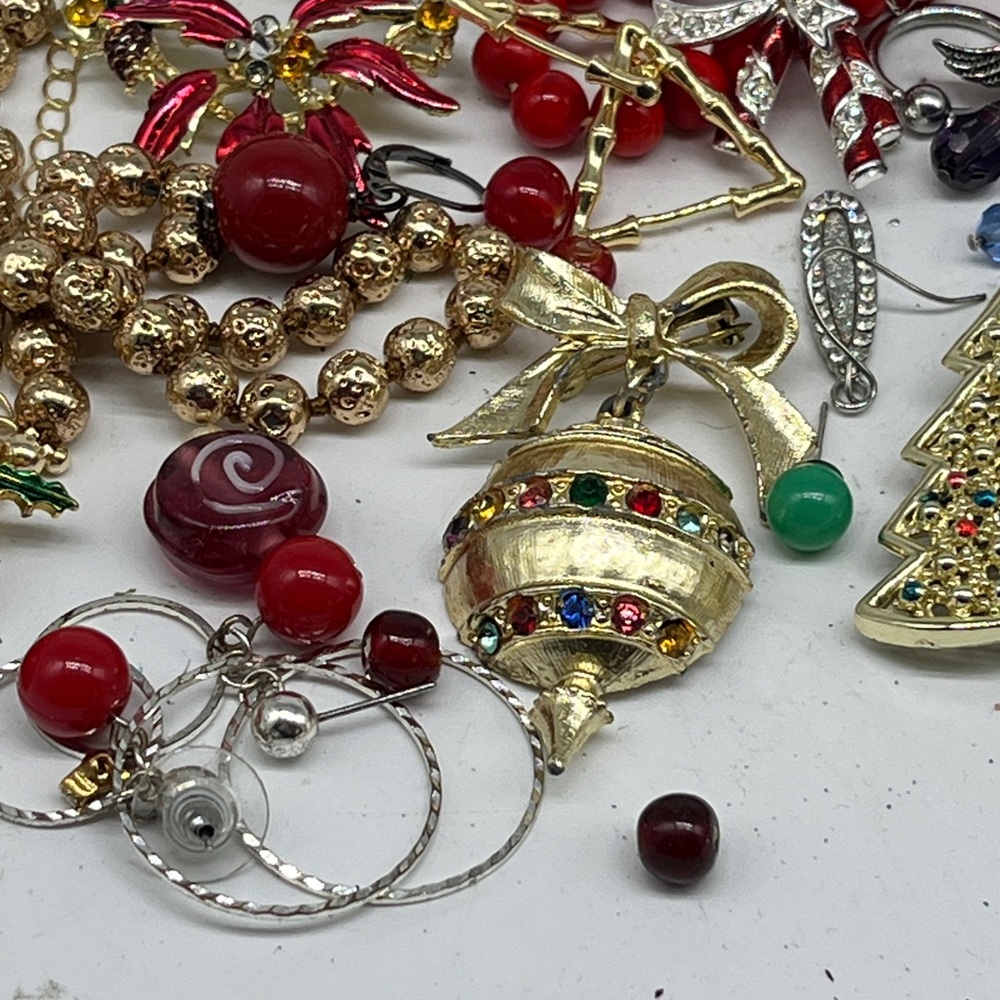 Christmas Crafter Lot of vintage to modern broken, faded missing stones jewelry - Picture 3 of 13